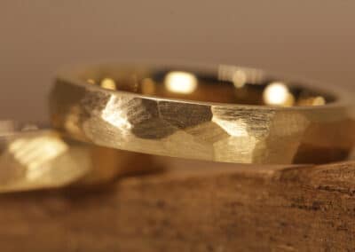 Trauringe Rockig 750 Gelbgold 18 Kt grob gefeilte Optik