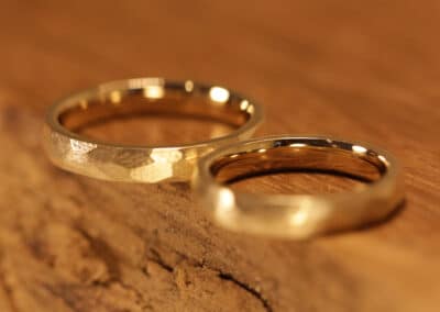 Trauringe Rockig 750 Gelbgold 18 Kt grob gefeilte Optik
