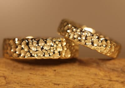 Wunderschoene Eheringe aus 585er Gelbgold Oberfläche bubbles