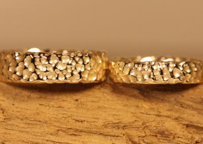 Wunderschoene Eheringe aus 585er Gelbgold Oberfläche bubbles