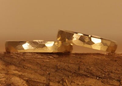 Trauringe Rockig 750 Gelbgold 18 Kt grob gefeilte Optik