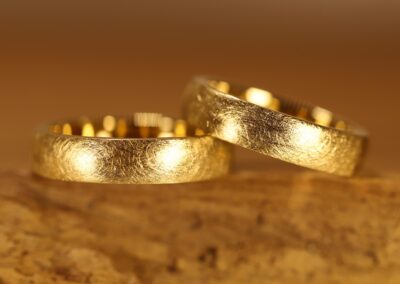 Trauringe 585er Gelbgold Eismatt Profil "Vogelzunge"