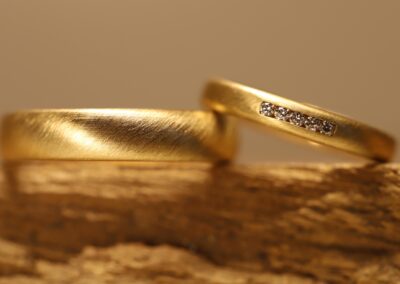Trauringe 585er Gelbgold mit Brillanten im Kanal gefasst