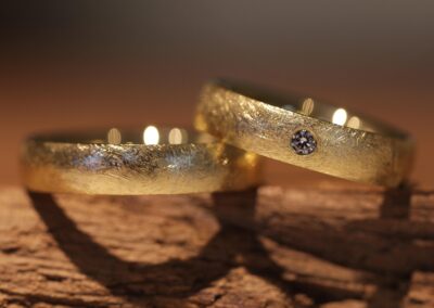 Trauringe 585er Gelbgold Eismatt mit Brillant