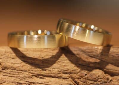 Trauringe in 585er Gelbgold, Damenring seitlich mit Brillanten