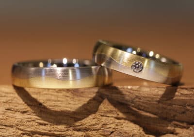 Zweifarbige Trauringe Wellenringe 750er Gelbgold & Weißgold mit runden Stein