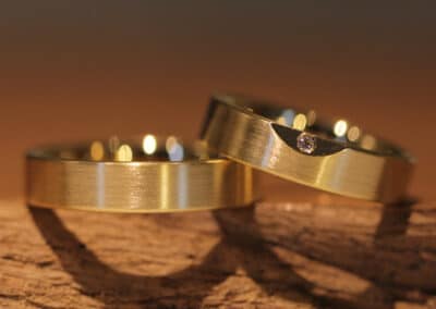 Kantige Trauringe 750er Gelbgold mit Brillant