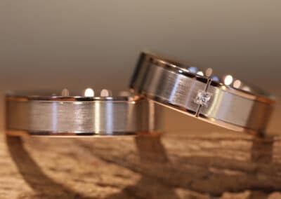 Trauringe Scheibenringe 585er Rotgold und Graugold Damenring mittig mit viereckigen Brillanten