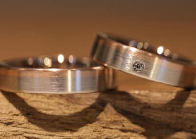 Zweifarbige Traurringe Scheibenringe aus 585er Graugold und Rotgold in Damnering Brillant