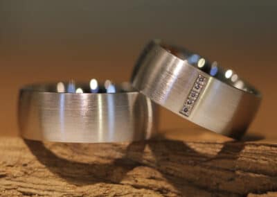 Breite Eheringe matt aus 585er Graugold DaBreite Eheringe matt aus 585er Graugold Damenring 5 Brillanten vertikal aus Stolbergmenring 5 Brillanten vertikal
