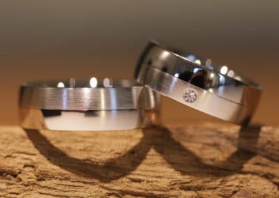 Breite Eheringe Oberflächen aussen matt und poliert aus 585er Weissgold Damenring mit Brillanten