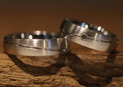 Trauringe mit Rille aus 585er Weissgold matte Oberfläche Damenring mittig mit Brillant