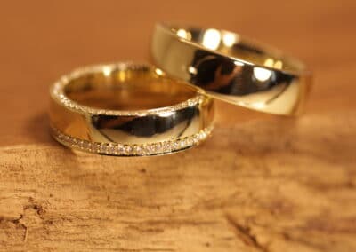 Polierte Trauringe in 750er Gelbgold Damenring mit weißen brillanten rundum verziert