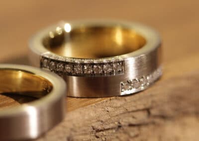 Auffallend schöne Eheringe Steckloetringe aus 750er Weissgold und Gelbgold Damenring mit Brillanten