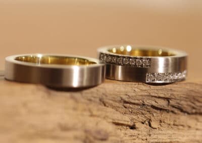 Auffallend schöne Eheringe Steckloetringe aus 750er Weissgold und Gelbgold Damenring mit Brillanten
