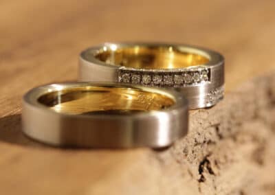 Auffallend schöne Eheringe Steckloetringe aus 750er Weissgold und Gelbgold Damenring mit Brillanten
