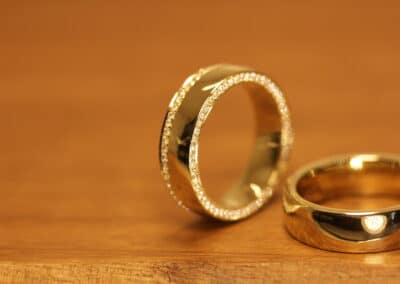 Polierte Trauringe in 750er Gelbgold Damenring mit weißen brillanten rundum verziert