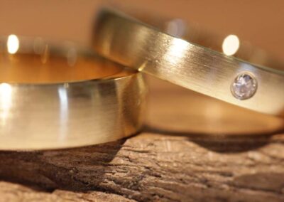 Klassische matte Trauringe aus 585er Gelbgold Damenring mit weissen Diamant
