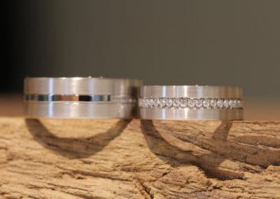 Kantige Trauringe in 585er Weissgold matt Damenring mit Brillanten rundum Herrenring mit Nut/Rille