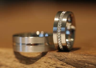 Kantige Trauringe in 585er Weissgold matt Damenring mit Brillanten rundum Herrenring mit Nut/Rille
