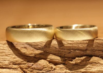 Hochzeitsringe aus Aachen aus 585er Gelbgold schraeg mattiert