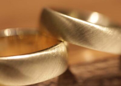 Hochzeitsringe aus Aachen aus 585er Gelbgold schraeg mattiert