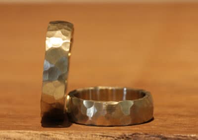 Ein Paar Hochzeitsringe aus 585er Gelbgold Hammerschlag grob geschlagen