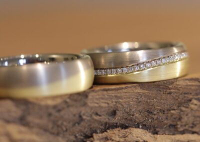 Edle Trauringe Wellenringe Zweifarbig in 585er Gelbgold und Graugold Damenring mit Brillanten