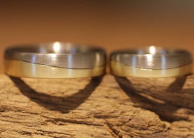 Schlichte Trauringe Wellenringe Zweifarbig in 585er Gelbgold und Graugold Damenring mit Brillantene schlicht als Wellenringe in 585er Gelbgold und Graugold
