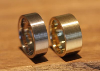 Ein Paar breite Hochzeitsringe 585er Weißgold und Gelbgold längsmattiert