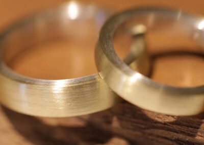 Trauringe Steckloetringe laengsmatt außen aus 750er Gelbgold und innen Weißgold aus Stolberg