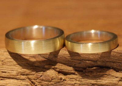 Trauringe Steckloetringe laengsmatt außen aus 750er Gelbgold und innen Weißgold aus Stolberg