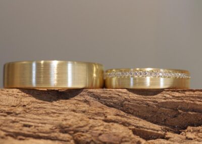 Hübsche Eheringe aus 585er Gelbgold Damenring mit Brillanten rundum