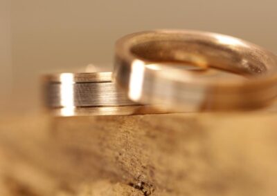 Matte Eheringe Scheibenringe aus 585er Graugold und Rotgold