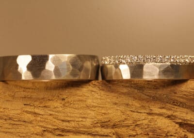 Besondere Hochzeitsringe aus 950er Platin mit Hammerschlag und Damenring mit Brillanten rundum im Trauringkurs entstanden Schmuckgarten Stolberg