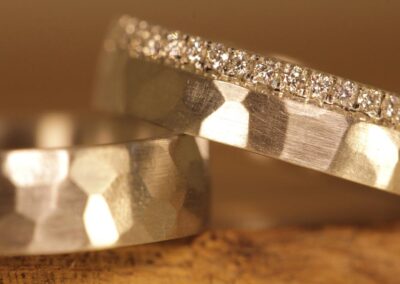 Besondere Hochzeitsringe aus 950er Platin mit Hammerschlag und Damenring mit Brillanten rundum im Trauringkurs entstanden Schmuckgarten Stolberg
