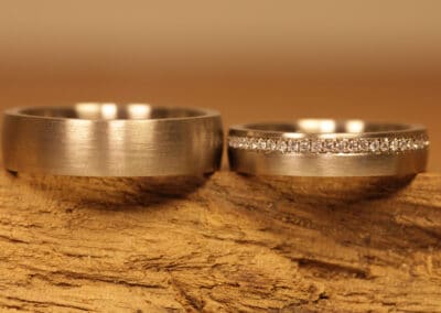 Ein Paar Eheringe mattgeschliffen aus 750er Graugold Damenring mit Brillanten