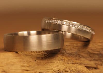 Ein Paar Eheringe mattgeschliffen aus 750er Graugold Damenring mit Brillanten