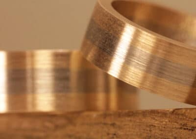 Breite kantige Eheringe Scheibenringe breit mittig 585er graugold und oben und unten Rotgold