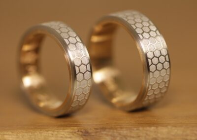Ganz besondere Trauringe aus 585er Weissgold und Rosegold aussen mit Wabengravur und innen mit Lasergravur