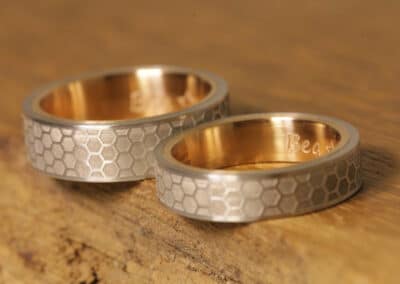 Ganz besondere Trauringe aus 585er Weissgold und Rosegold aussen mit Wabengravur und innen mit Lasergravur