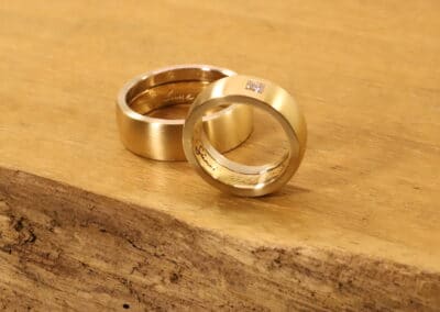 Ein Paar Trauringe aus 750er Gelbgold Damenring mit Diamant