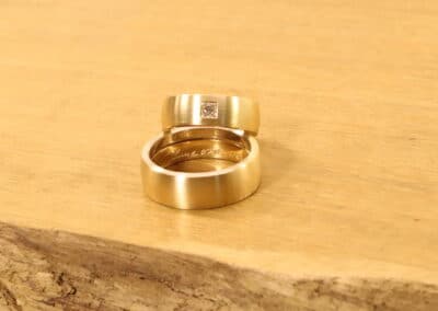 Ein Paar Trauringe aus 750er Gelbgold Damenring mit Diamant