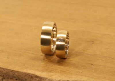 Ein Paar Trauringe aus 750er Gelbgold Damenring mit Princessdiamant