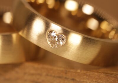 Ehering aus 750er Gelbgold Damenring mit weiEhering aus 750er Gelbgold Damenring mit weissen Diamant als Herzformssen Diamant als Herzform