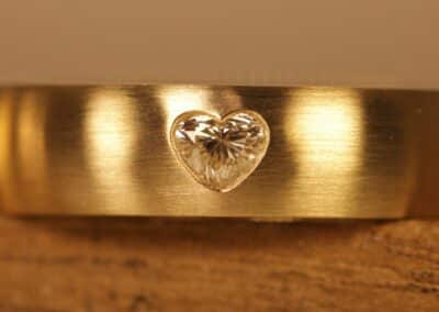 Ehering aus 750er Gelbgold Damenring mit weissen Diamant als Herzform