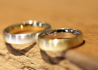 Schöne schlichte Eheringe SteckloetEheringe laengsmatt aus 585er Damenring aussen Gelbgold innen Graugold Herrenring aussen Graugold innen Gelbgold