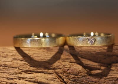 Hochzeitsringe in 585er Gelbgold eismatt Damenring mit Diamanten Herzform