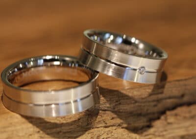 Konkave Trauringe aus 585er Weissgold mit Nut/Rille Damenring mit Brillant