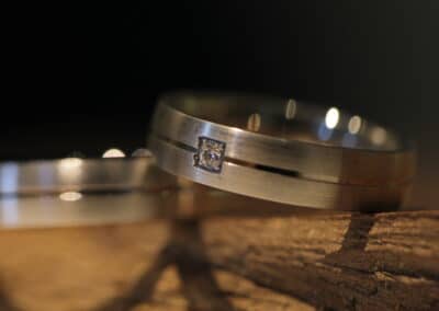 Trauringe aus 750er Weissgold mit Nut/Rille Damenring mit Brillant